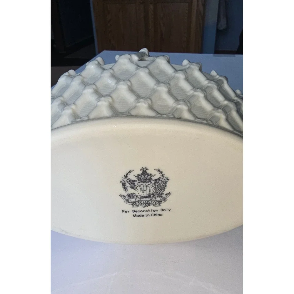 ND Exclusive Cream Ceramic Lattice Basket with Birds Decorative Figurine
